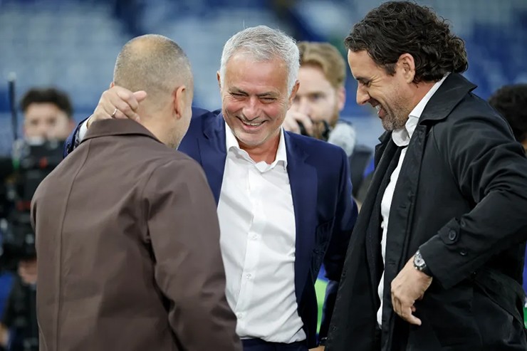 Mourinho gặp lại Joe Cole và Owen Hargreaves trước trận đấu.