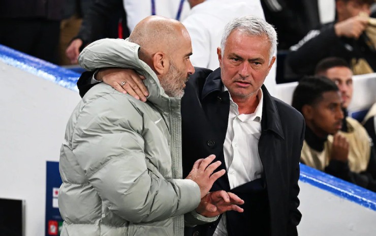 HLV Mourinho (bên phải) trao đổi với HLV Maresca