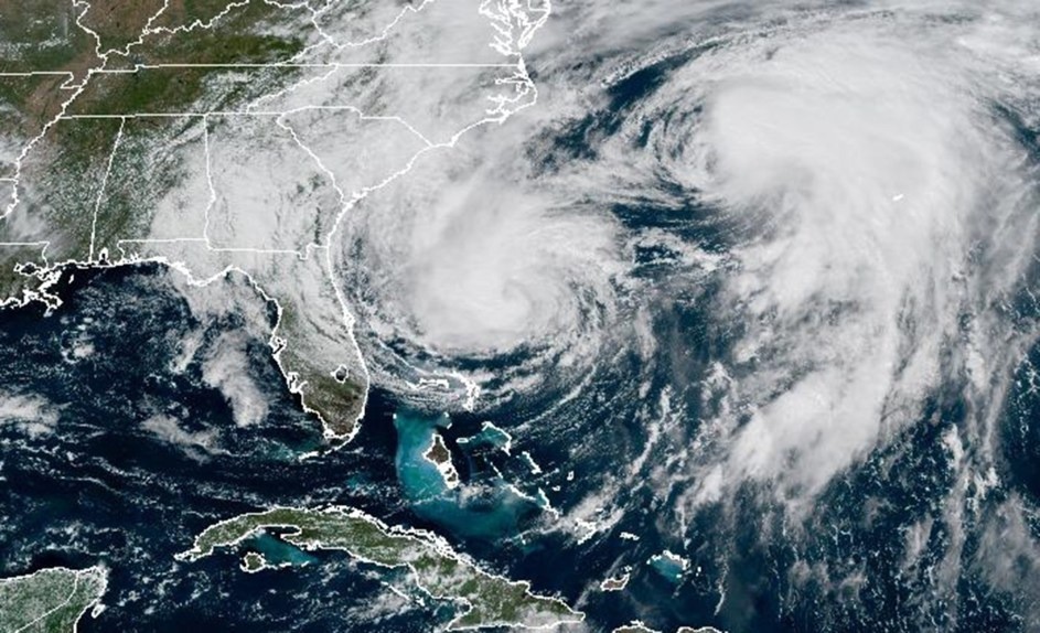 Siêu bão Humberto (phải) và cơn bão Imelda xuất hiện trong hiện tượng hiếm. Ảnh: NOAA