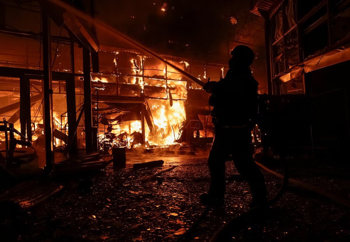 Lực lượng cứu hỏa dập lửa trong đêm ở Kharkiv (ảnh: Reuters)