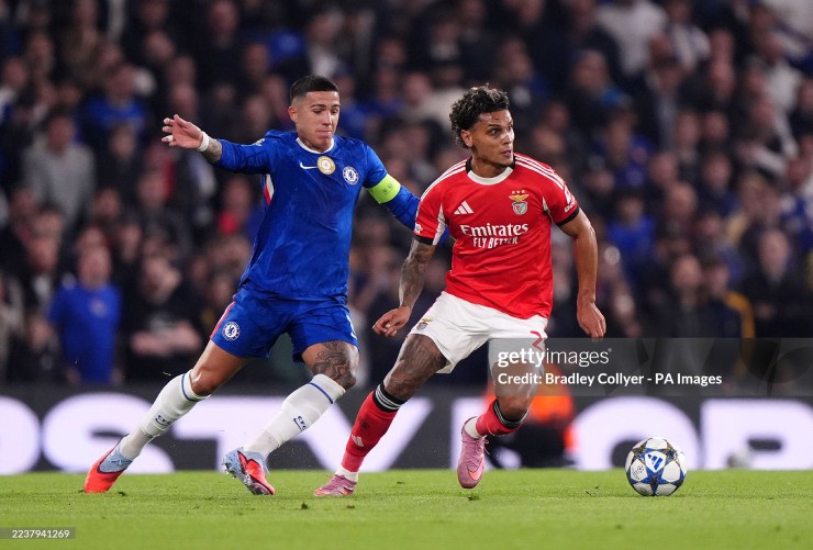 Chelsea (áo xanh) và Benfica thi đấu quyết tâm