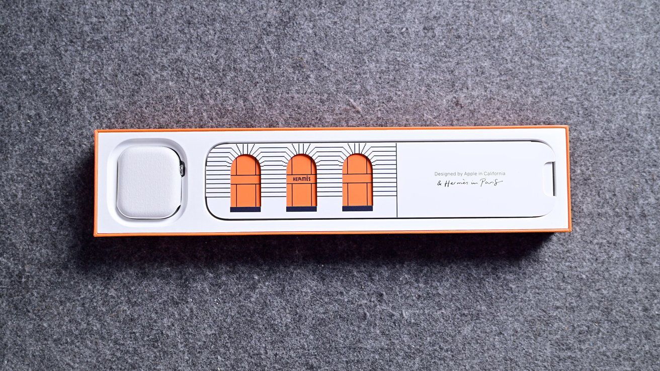 Bên trong hộp đựng&nbsp;Apple Watch Series 11 Hermes.