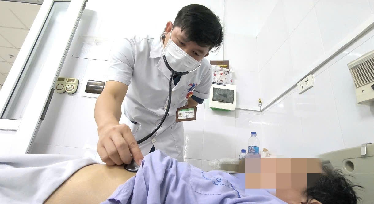 Bác sĩ thăm khám cho bệnh nhân.&nbsp;