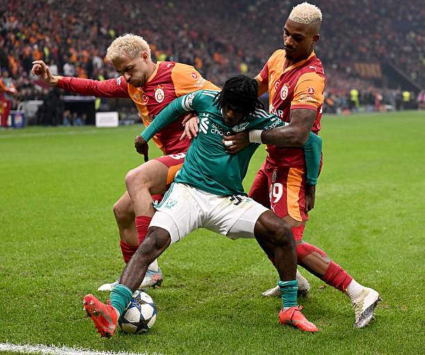 Frimpong chật vật trước các cầu thủ Galatasaray