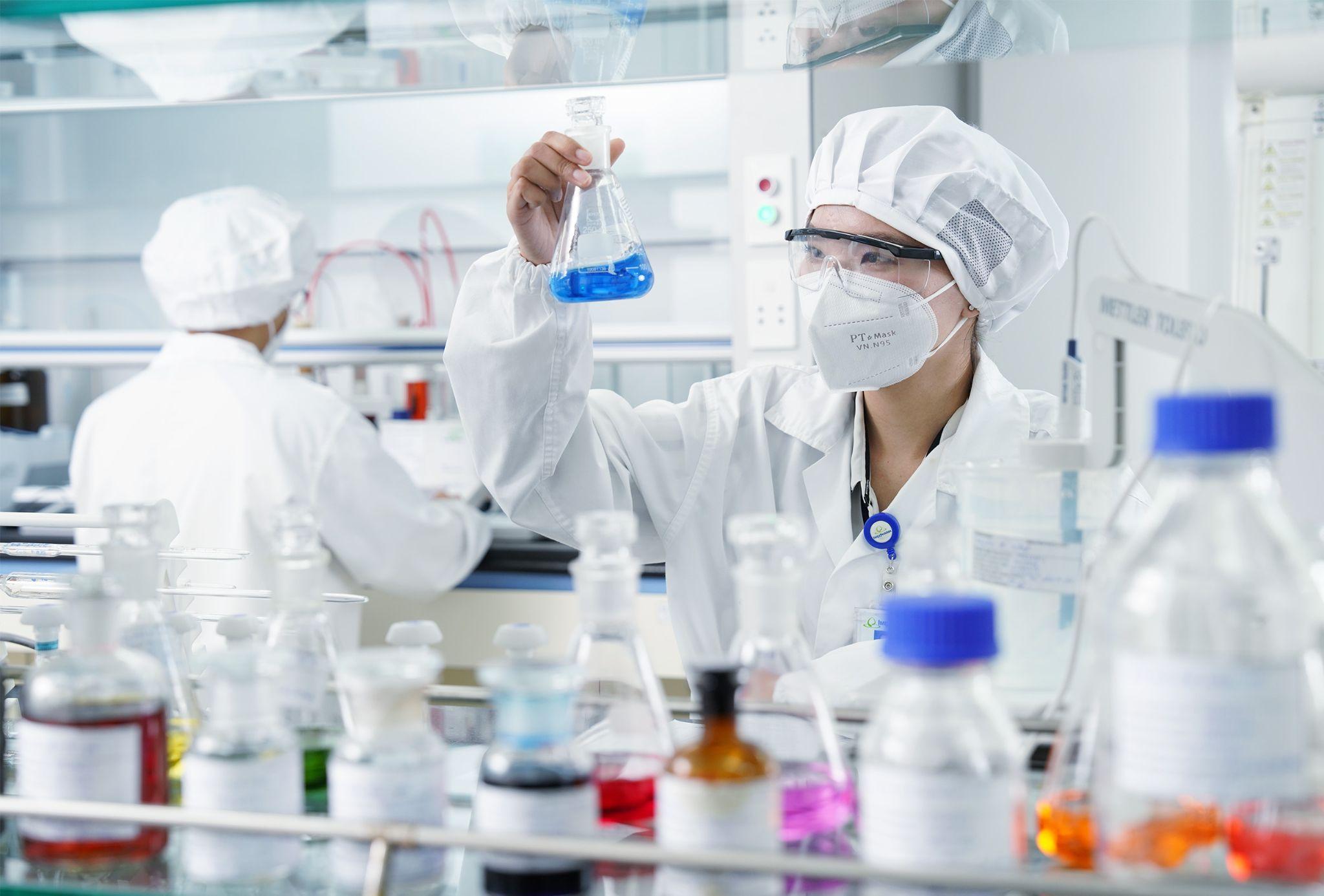 Công tác nghiên cứu và phát triển sản phẩm tại nhà máy thuốc đạt chất lượng EU-GMP của Imexpharm. Ảnh: Imexpharm.