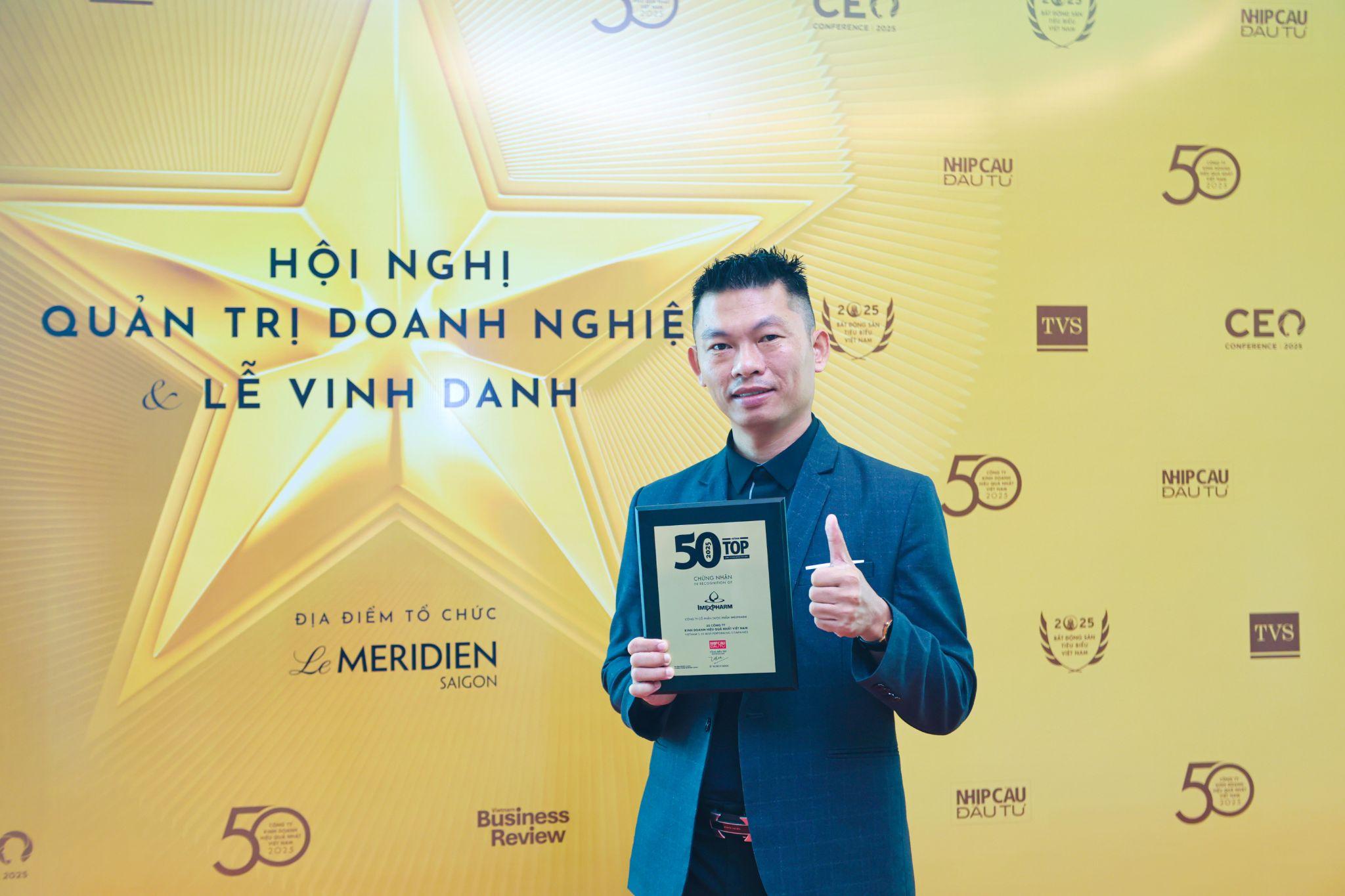 Anh Vũ Đình Xuân, Giám đốc Kinh doanh Imexpharm, đại diện doanh nghiệp nhận kỷ niệm chương vinh danh Imexpharm trong Top 50 Công ty Kinh doanh Hiệu quả nhất Việt Nam (TOP50) vào ngày 27/9/2025. Ảnh: Imexpharm.