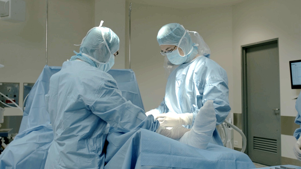 Bác sĩ Trương Hoàng Vĩnh Khiêm phẫu thuật chuyển vạt da cho bệnh nhân loét tì đè. Ảnh: FV