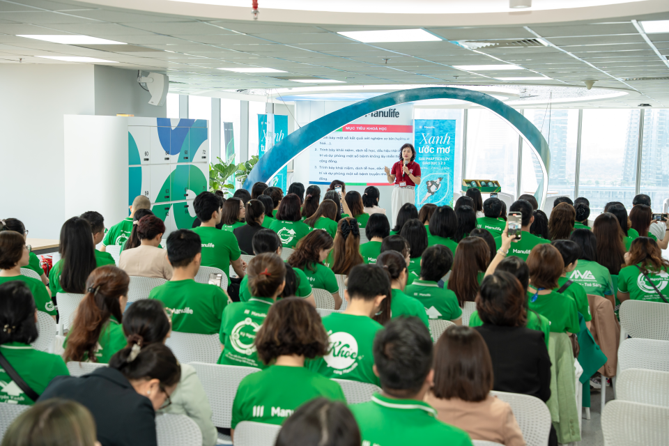 Tư vấn viên Manulife tham gia khóa đào tạo tại TP.HCM. Ảnh Huệ Ngọc