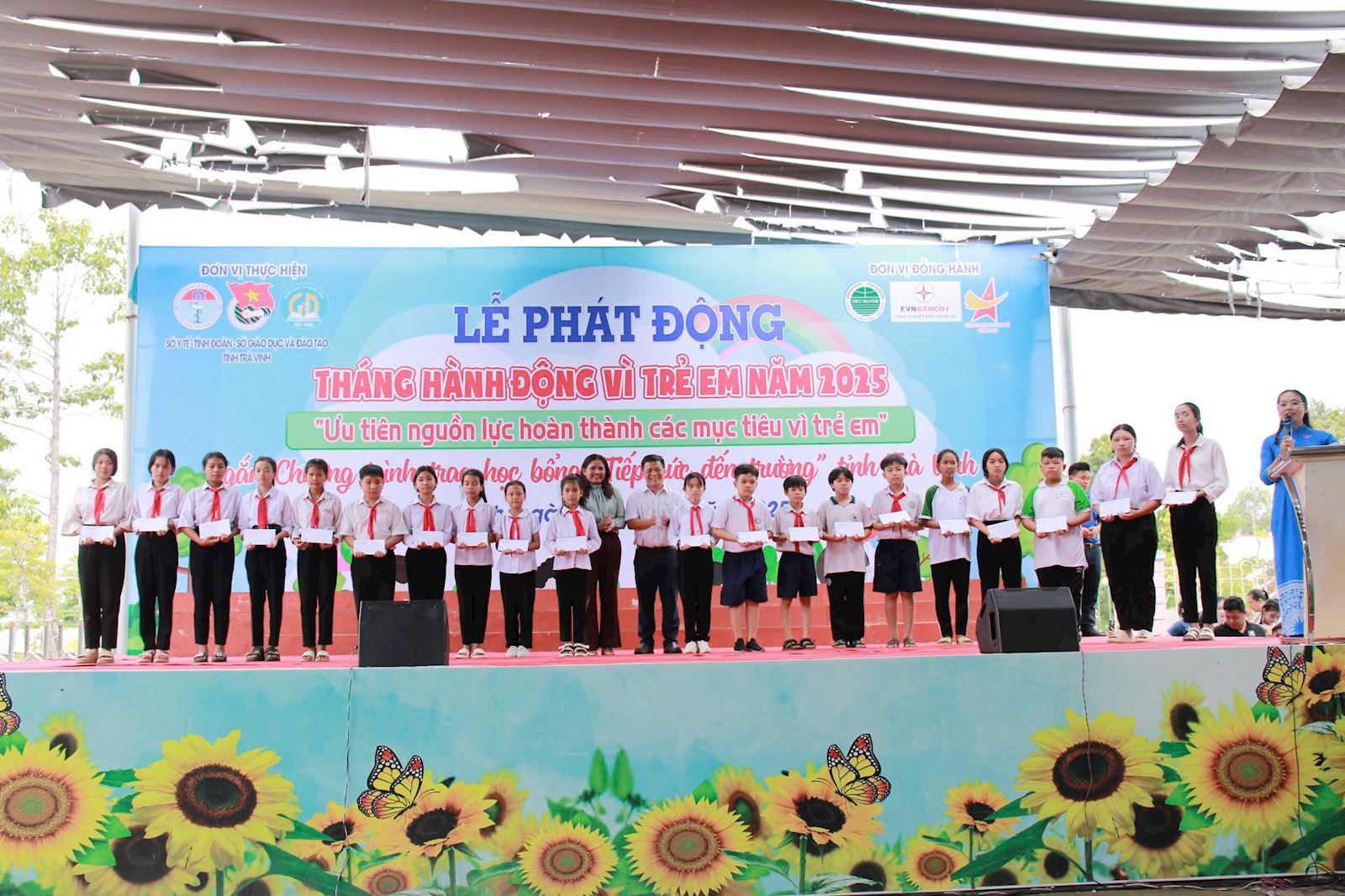 Ông Ngô Văn Sỹ - Giám đốc Công ty trao học bổng “Tiếp sức đến trường” cho học sinh nghèo vượt khó tại Lễ phát động Tháng hành động vì trẻ em năm 2025