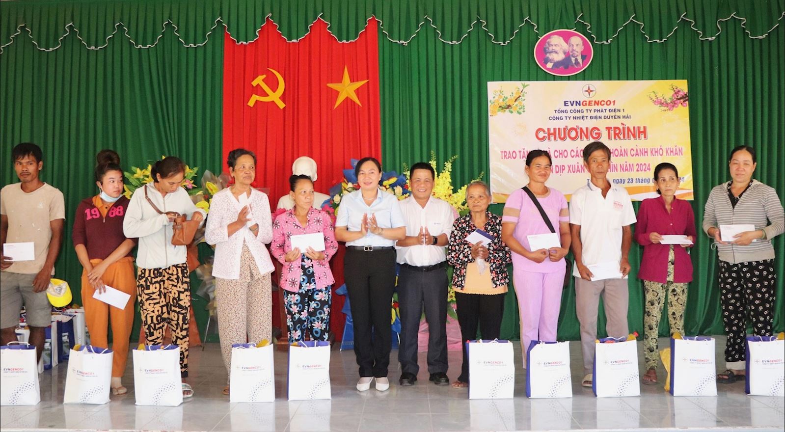 Trao quà Tết cho các gia đình có hoàn cảnh khó khăn