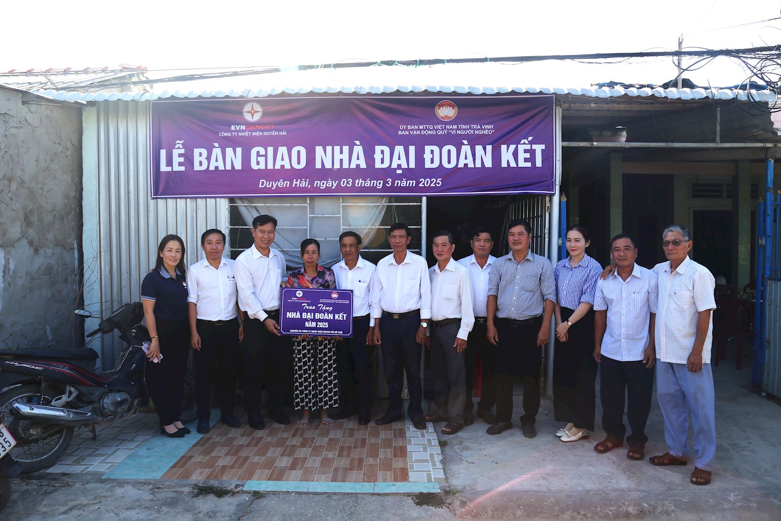 Trao tặng nhà Đại đoàn kết cho gia đình có hoàn cảnh khó khăn tại phường Duyên Hải