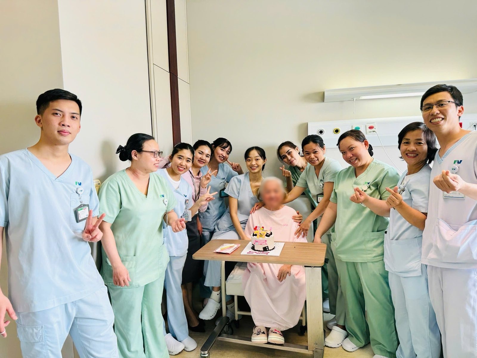 Sinh nhật lần thứ 77 của bà S. đầy ấm áp do chính các điều dưỡng tổ chức trong thời gian dưỡng bệnh tại FV