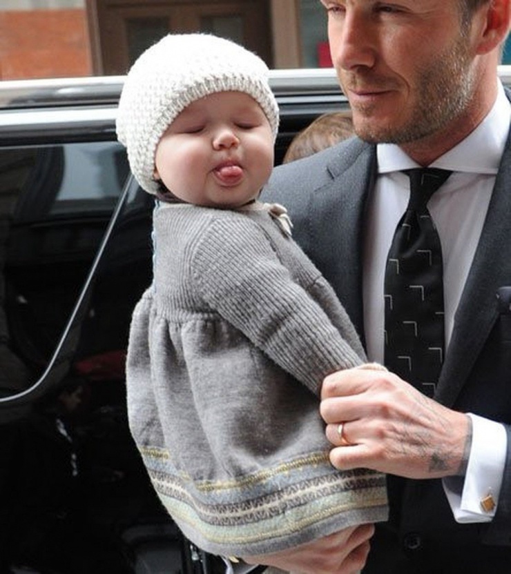 Harper Seven Beckham – cái tên đã gắn liền với sự chú ý của toàn thế giới ngay từ khi cô bé cất tiếng khóc chào đời. Là con gái duy nhất và là 'cô út cưng' trong gia đình của cặp đôi quyền lực David và Victoria Beckham, hành trình trưởng thành của Harper luôn là tâm điểm chú ý.