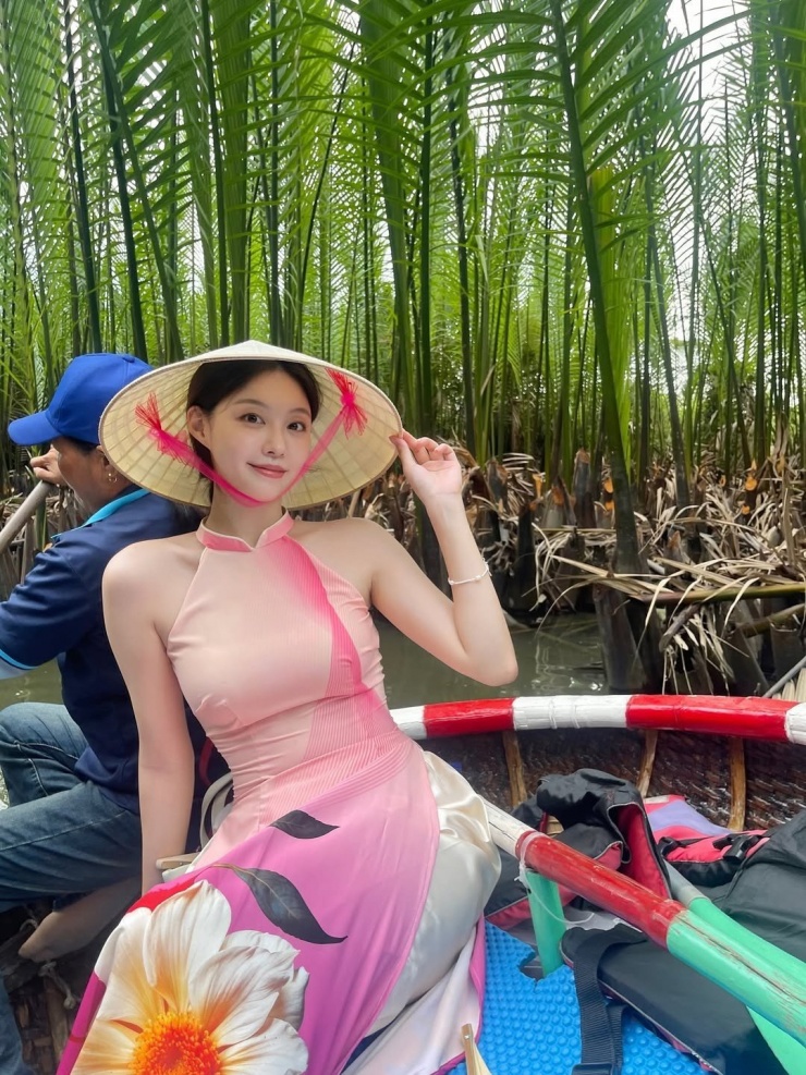 Việt Nam là một điểm đến hấp dẫn đối với các du khách Hàn Quốc, đặc biệt là Đà Nẵng. Mới đây, một nữ du khách người Hàn đã thu hút sự chú ý khi chia sẻ loạt ảnh check-in tại nhiều địa điểm nổi tiếng ở Đà Nẵng. (Ảnh: IGNV)