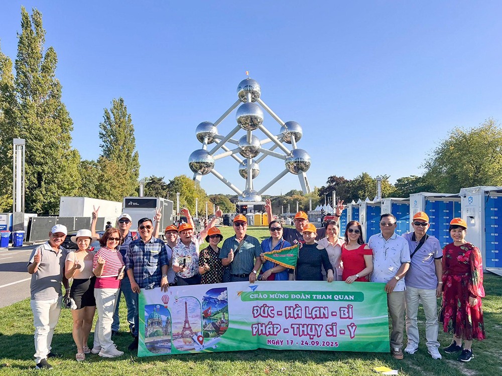 Đoàn khách tham quan Châu Âu 6 nước. Ảnh: Đất Việt Tour.