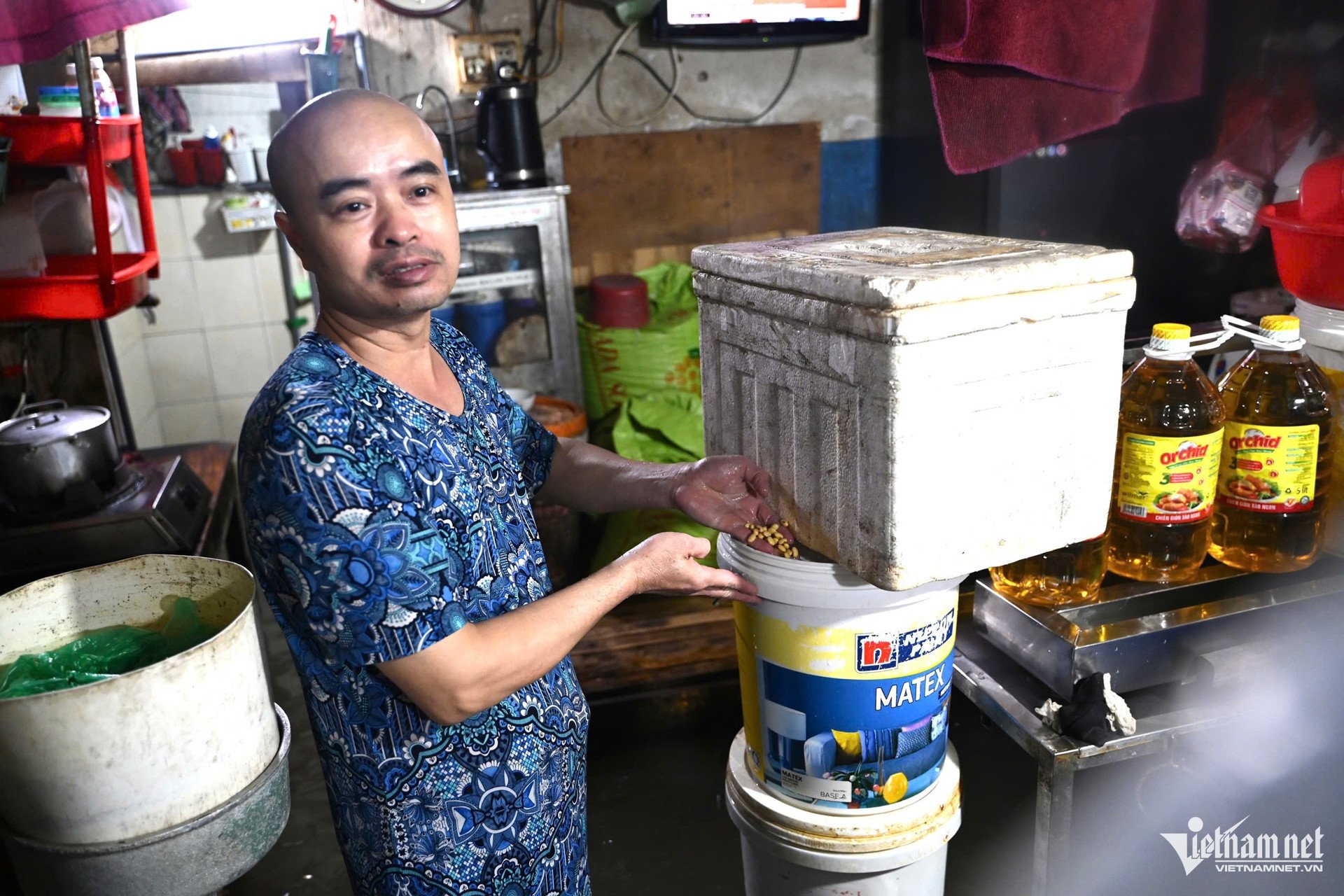 Nước tràn vào nhà khiến việc sản xuất, buôn bán, sinh hoạt ảnh hưởng nghiêm trọng. Ảnh: Huy Nguyễn