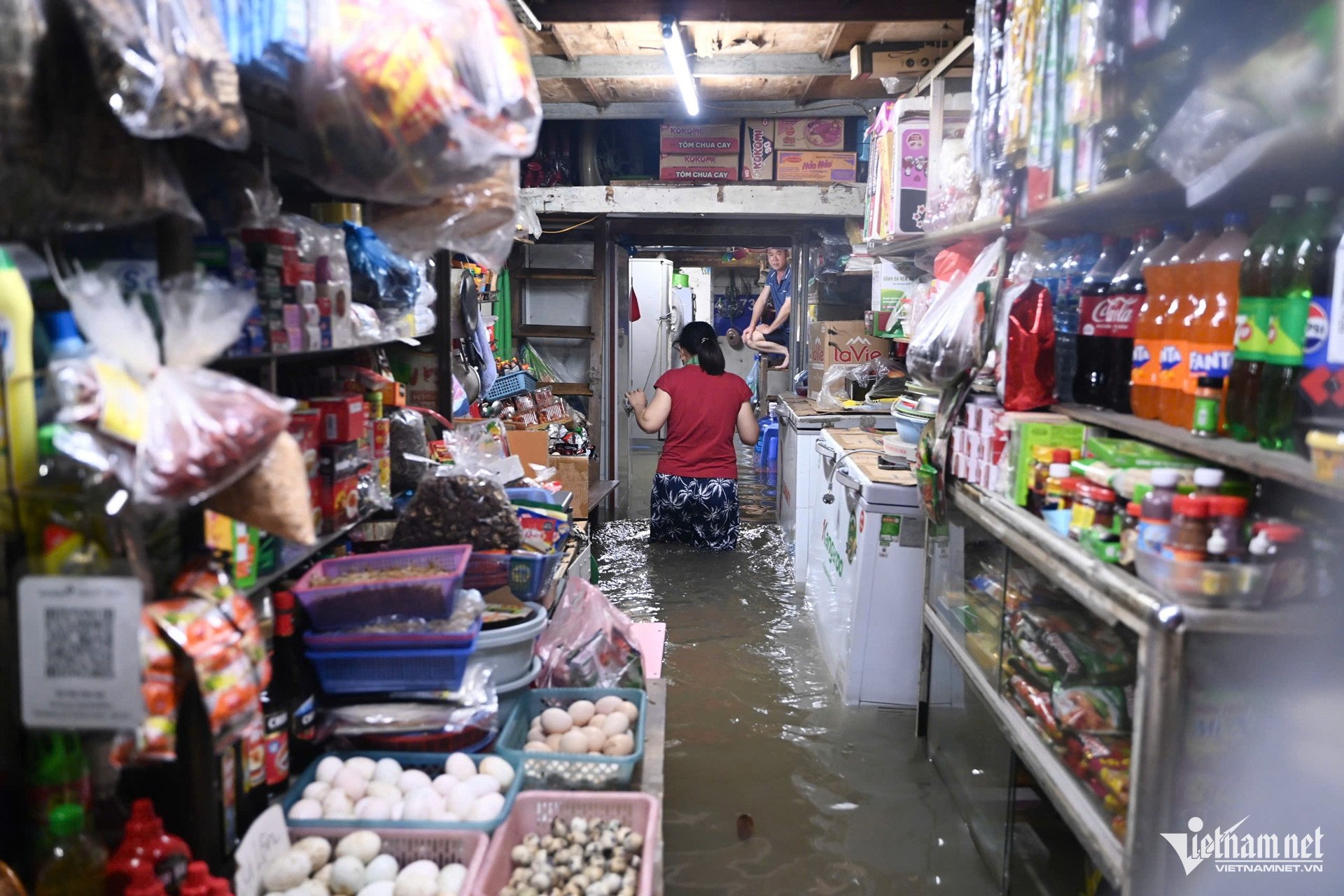 Đêm &#39;khó ngủ&#39; ở con ngõ Hà Nội ngập sâu, cả nhà 7 người chen chúc trên gác xép - 8