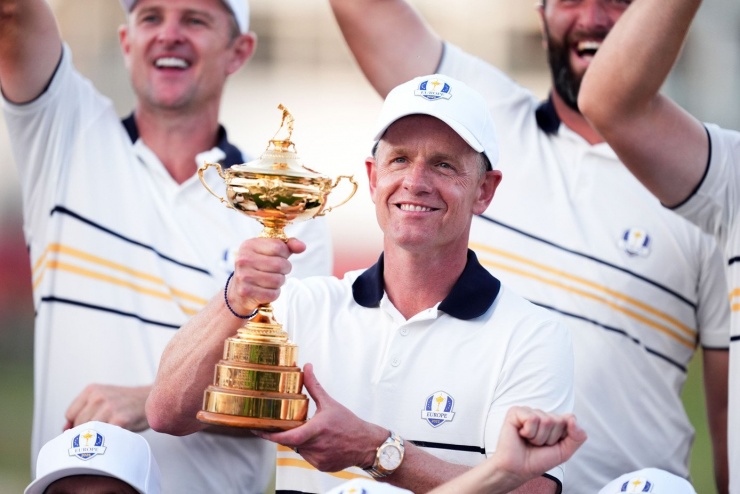 Đội trưởng tuyển châu Âu Luke Donald nâng cao chiếc Cúp Ryder Cup 2025.