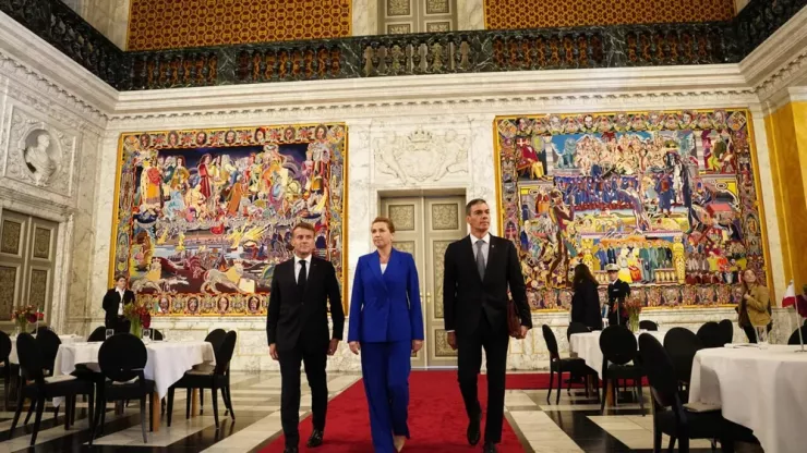 (từ trái sang) Tổng thống Pháp Emmanuel Macron, Thủ tướng Đan Mạch Mette Frederiksen và Thủ tướng Tây Ban Nha Pedro Sanchez đến dự cuộc họp của EU tại thủ đô Copenhagen (Đan Mạch) vào ngày 1-10. Ảnh: AFP