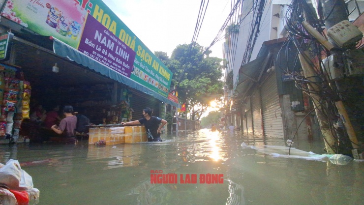 Mọi phương tiện giao thông đều bị tê liệt, người dân Phú Đô phải dùng bè mảng để di chuyển đồ đạc. Ảnh: Văn Duẩn