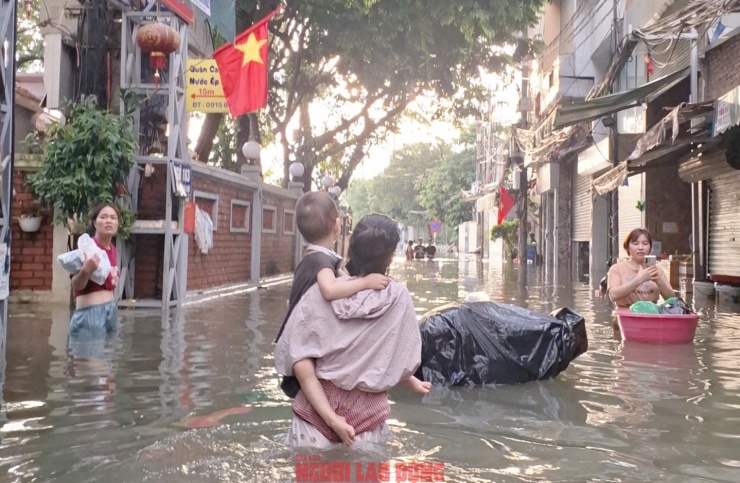 Mưa lớn, ngập sâu đã làm đảo lộn cuộc sống của người dân Phú Đô trong những ngày qua. Ảnh: Văn Duẩn