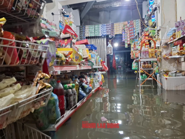 Tiệm tạp hóa của bà Dư ngập sâu hơn so với mực nước của đợt ngập năm 2008 tại Hà Nội khoảng 20cm. Ảnh: Văn Duẩn