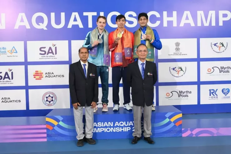 Nguyễn Huy Hoàng (đỏ) trên bục nhận HCV giải bơi vô địch châu Á. Ảnh: FBVN