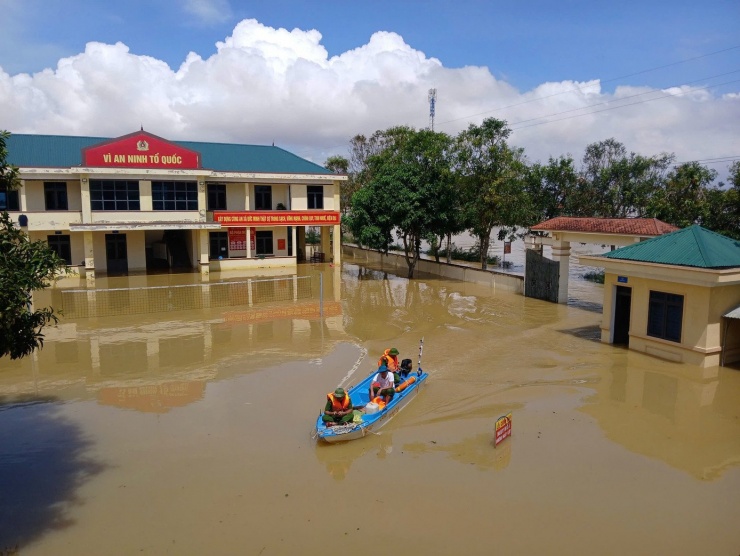 Hơn 2.000 hộ dân Hà Tĩnh bị cô lập trong lũ suốt 3 ngày - 2