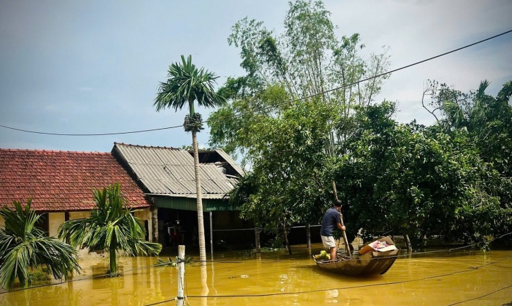 Hơn 2.000 hộ dân Hà Tĩnh bị cô lập trong lũ suốt 3 ngày - 1