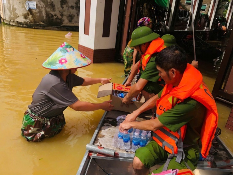 Hơn 2.000 hộ dân Hà Tĩnh bị cô lập trong lũ suốt 3 ngày - 5