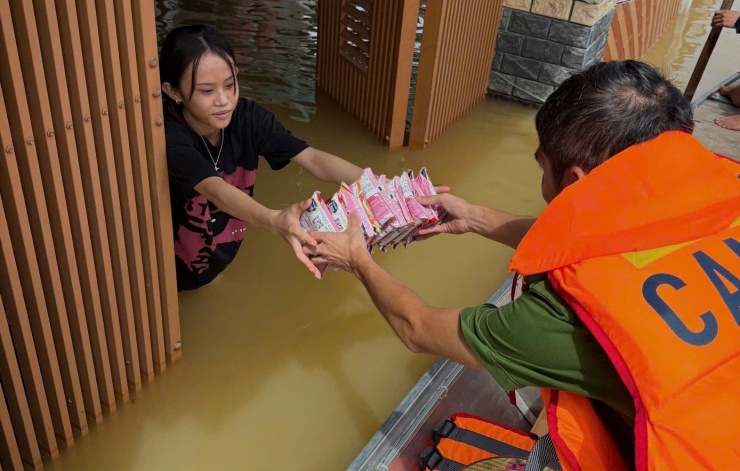 Hơn 2.000 hộ dân Hà Tĩnh bị cô lập trong lũ suốt 3 ngày - 6