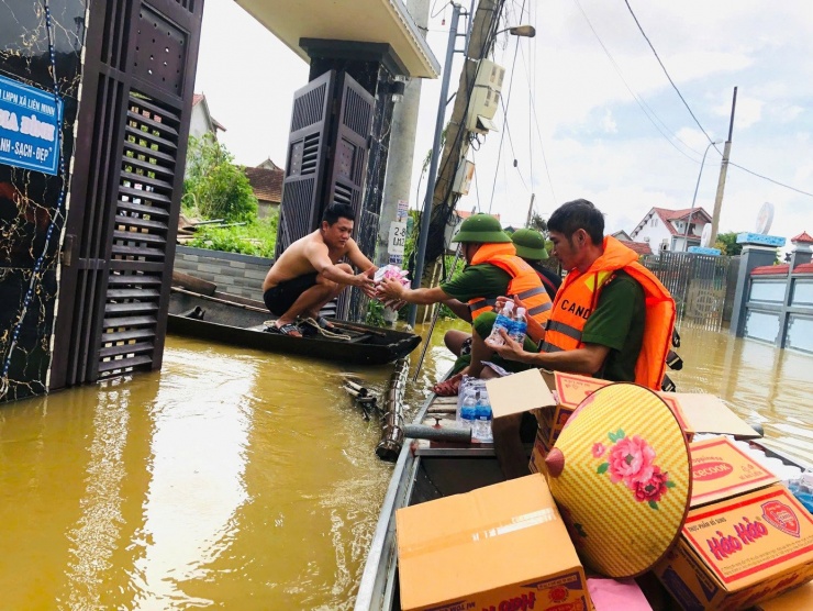 Hơn 2.000 hộ dân Hà Tĩnh bị cô lập trong lũ suốt 3 ngày - 7