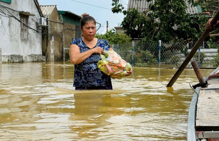 Hơn 2.000 hộ dân Hà Tĩnh bị cô lập trong lũ suốt 3 ngày - 9