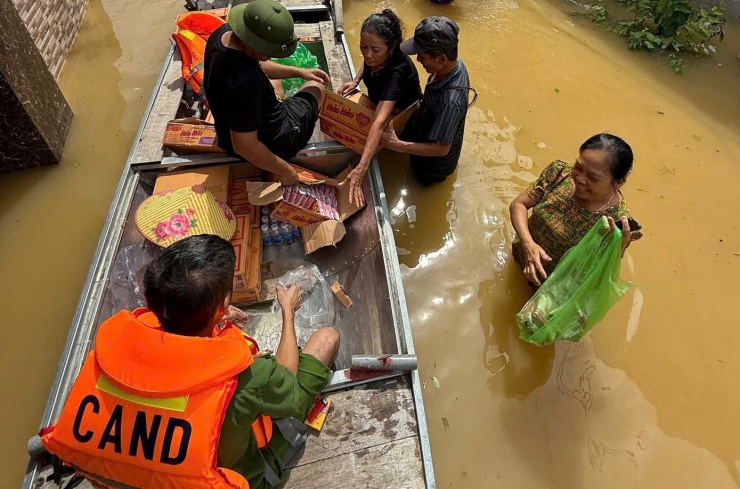 Hơn 2.000 hộ dân Hà Tĩnh bị cô lập trong lũ suốt 3 ngày - 10