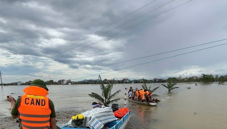 Hơn 2.000 hộ dân Hà Tĩnh bị cô lập trong lũ suốt 3 ngày - 8