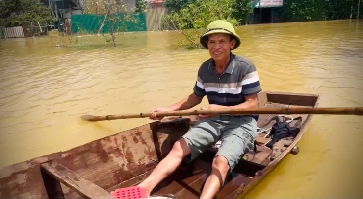 Hơn 2.000 hộ dân Hà Tĩnh bị cô lập trong lũ suốt 3 ngày - 11