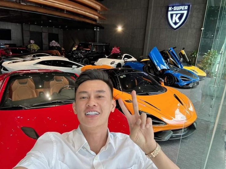 Ông Phan Công Khanh tại showroom xe trước khi vướng vòng lao lý. Ảnh: Facebook nhân vật 
