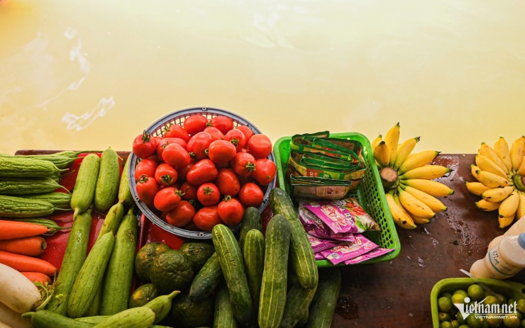 Ông Dũng vẫn mở hàng để bán nốt các loại rau, củ, quả nhập về hôm qua. Ảnh: Huy Nguyễn