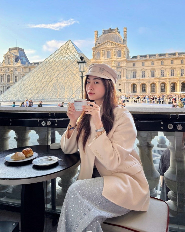 Thưởng thức trà bánh bên bảo tàng Louvre, mỹ nhân quê Cao Bằng chọn cả set phụ kiện giá hơn nửa tỷ đồng. Cô tô điểm cho vẻ ngoài bằng vòng tay nhiều layer của Van Cleef & Arpels, Cartier.
