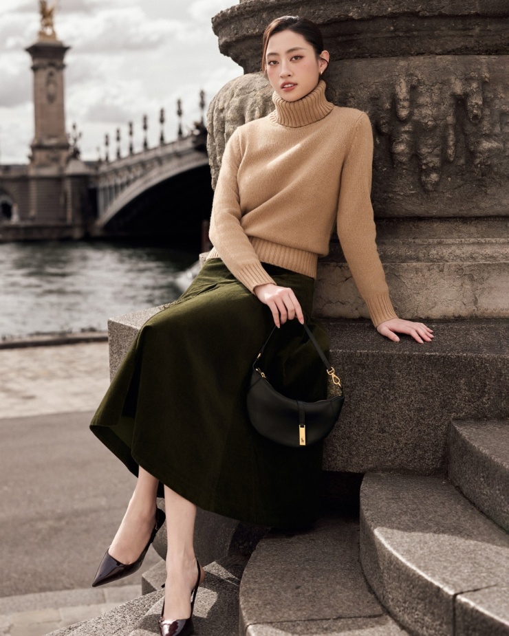 Chân dài 25 tuổi hóa quý cô Paris thanh lịch cùng nguyên set trang phục của Ralph Lauren, tổng giá hơn 50 triệu đồng.