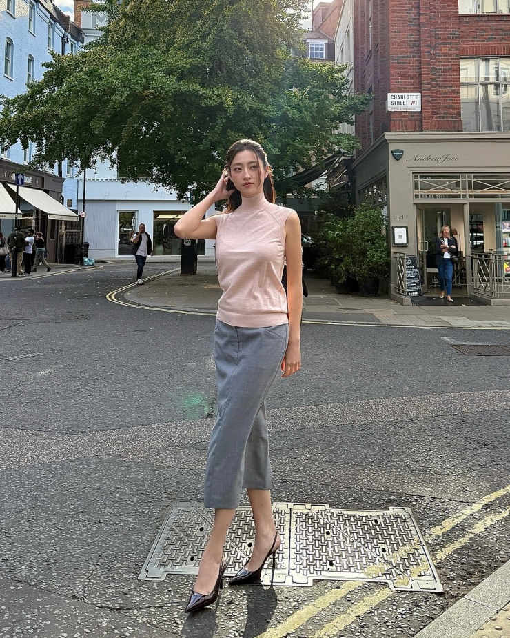 Lương Thùy Linh dành nhiều ngày để khám phá London và tham gia các lịch trình làm việc tại đây. Quý cô sinh năm 2000 mang đến vẻ tối giản cùng bộ cánh của Boss.