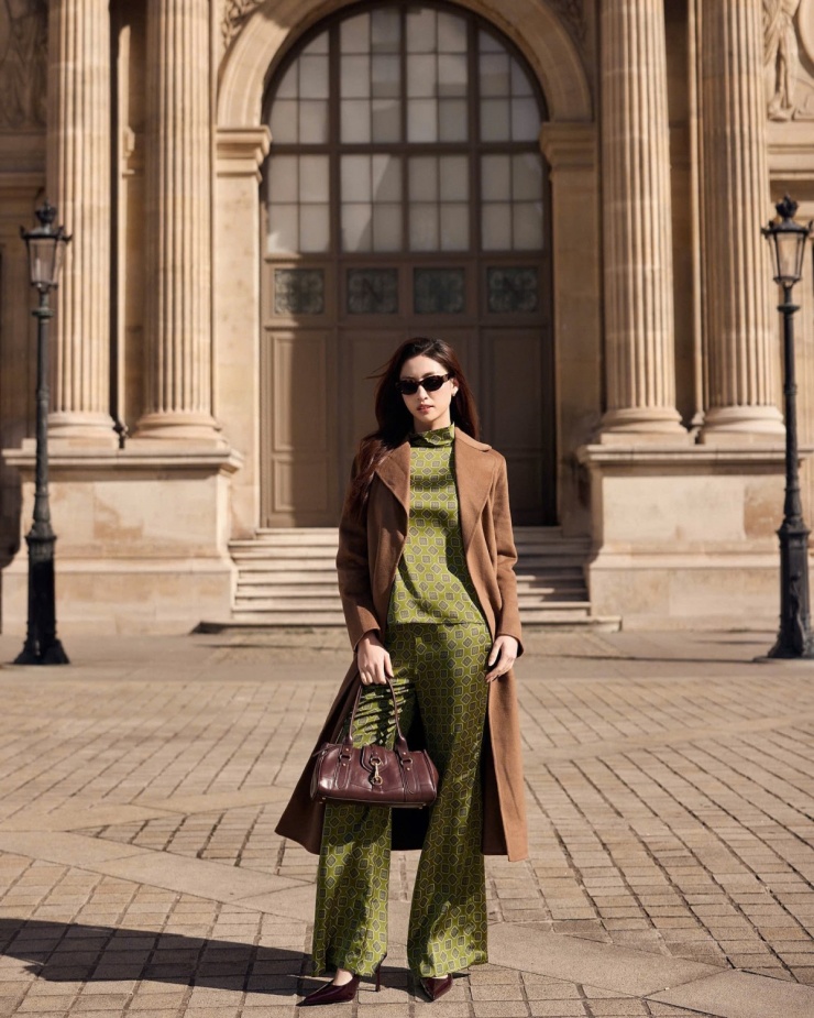 Hình ảnh 'doanh nhân thành đạt' được Lương Thùy Linh tái hiện qua bộ cánh phối các gam màu hot trend mùa thu đông năm nay: nâu Mocha, xanh Olive và đỏ Burgundy.