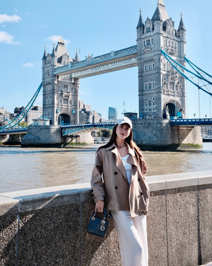 Miss World Vietnam 2019 chọn trench coat ấm áp cho những ngày thu se lạnh ở London. Bộ trang phục được cô thêm điểm nhấn bằng vòng cổ Van Cleef & Arpels giá hơn 500 triệu đồng và túi xách mini Lady Dior giá 100 triệu đồng.