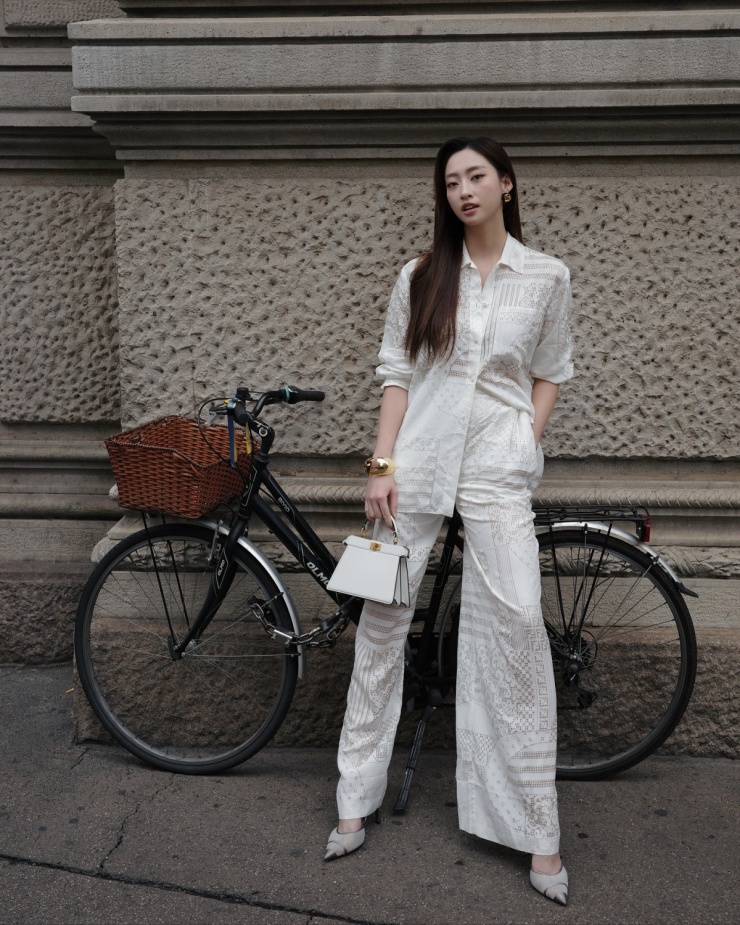 Trên đường phố Milan, mỹ nhân 25 tuổi trông thanh lịch cùng bộ cánh tông trắng của Fendi.