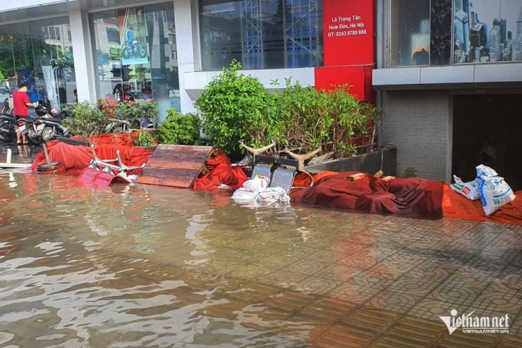 Biệt thự triệu đô Hà Nội hóa 'ốc đảo' sau mưa, thuyền bè tấp nập - 2