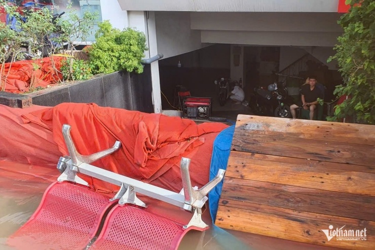 Người dân dựng tường ngăn nước tràn vào tại các khu nhà triệu đô.