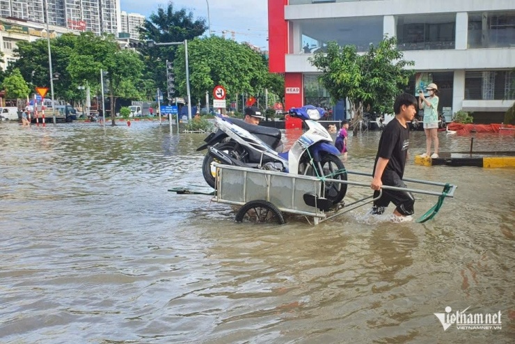 Biệt thự triệu đô Hà Nội hóa 'ốc đảo' sau mưa, thuyền bè tấp nập - 1