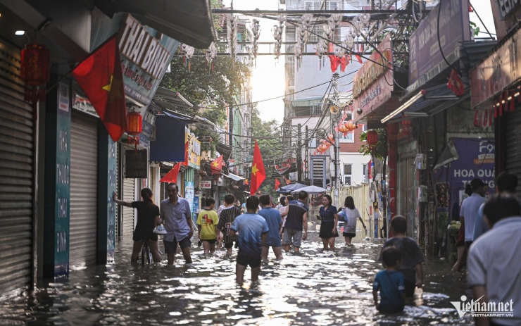 36 giờ sống chung nước ngập hôi thối, người dân 'tháo chạy' khỏi khu phố Hà Nội - 1