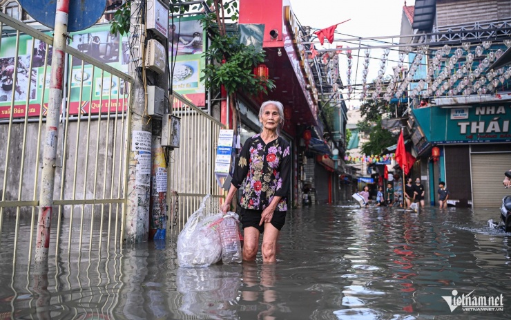 Bà Ngọt chưa bao giờ chứng kiến trận ngập lớn như thế này tại Phú Đô. Ảnh: Huy Nguyễn