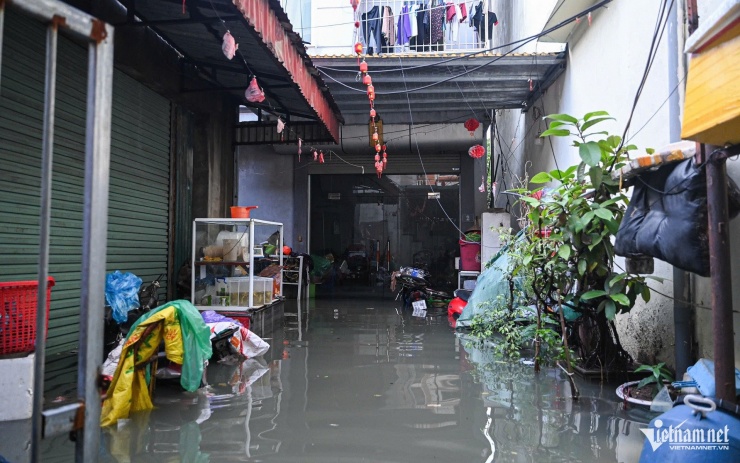 Nước dâng gần 1m trong sân và nhà chị T. Ảnh: Huy Nguyễn